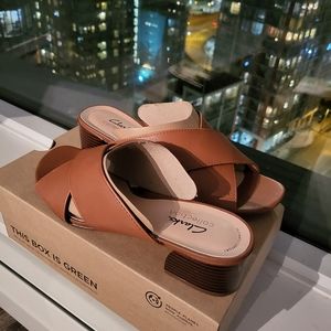 Clarks Women Sandals NEW WITH TAGS (US 8)